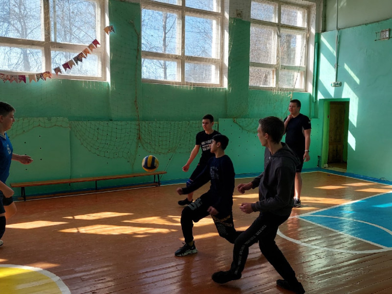 Товарищеский матч по волейболу между учителями и учениками школы.